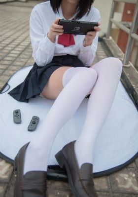 两位女王圣水调教小刚